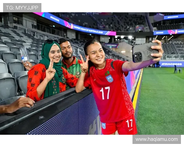 伊朗女足超市现身辟谣称自由回国愿望