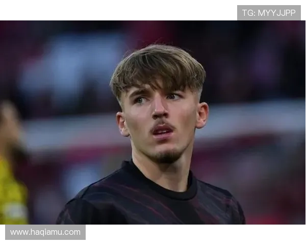 卡尔全家观战伯纳乌无缘出场